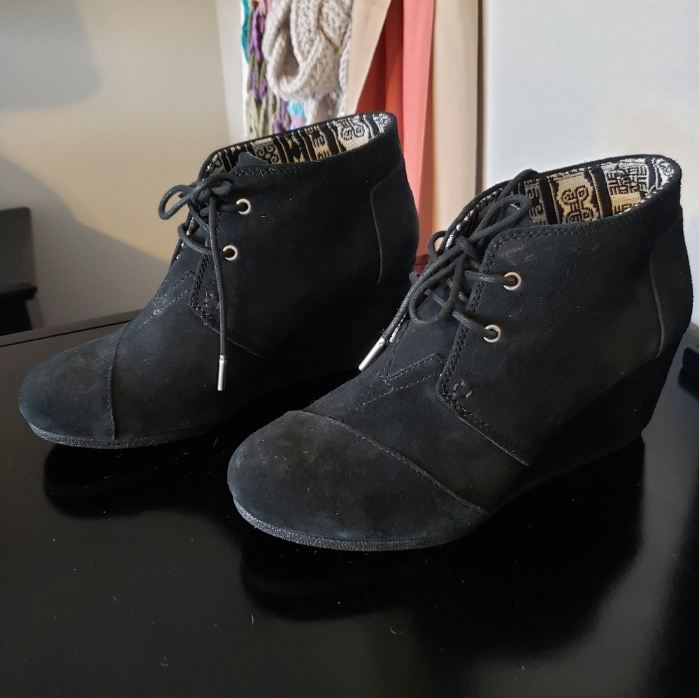 New Toms black wedge. Never been worn. Size 8.5 - Picture 4 of 4